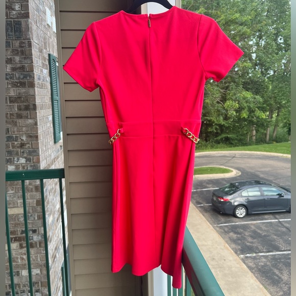 🆕 Michael Kors Deep Pink Sheath Dress Size XS Gold Chain Waist - Picture 5 of 12